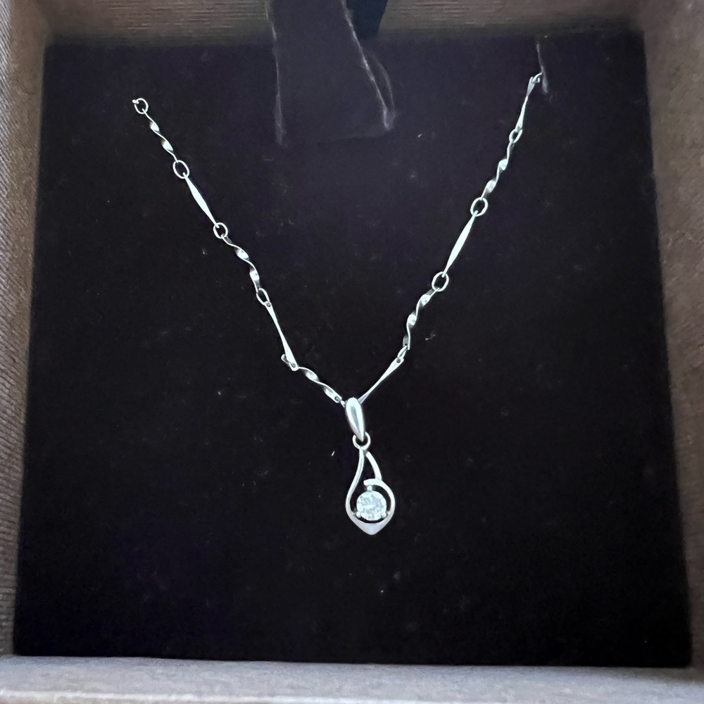 Elegant Silver Necklace with Pendant - Picture 2 of 7
